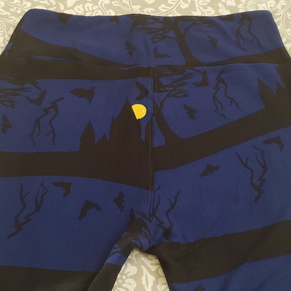 Lularoe Halloween Bats Moon Haunted House Leggings - Picture 3 of 4